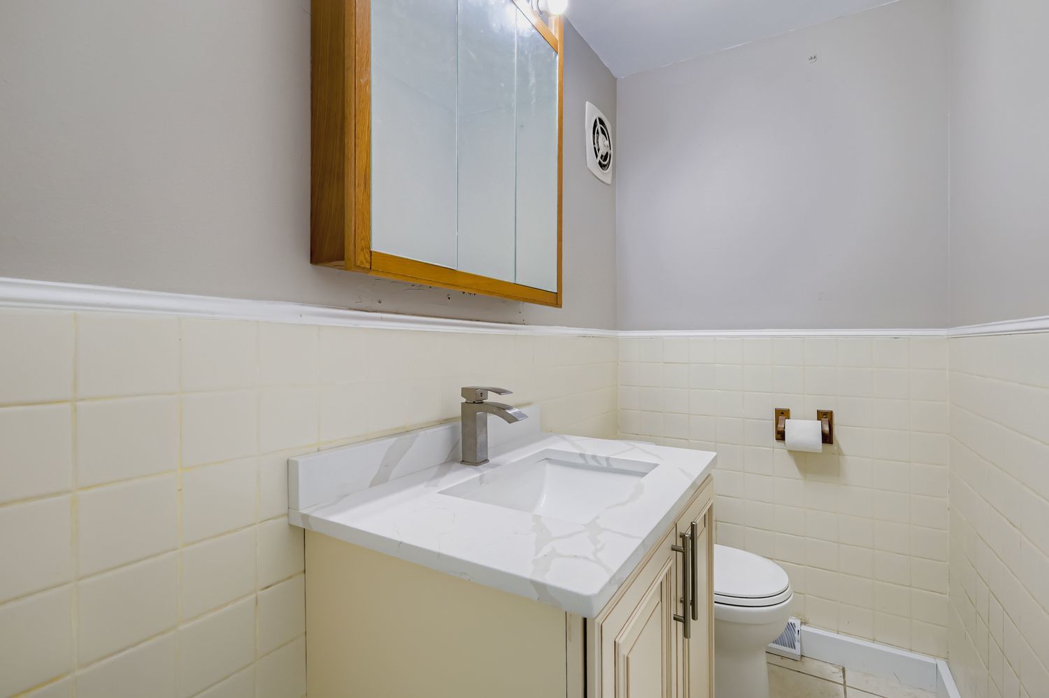 2131 Ash Street, Unit G Des Plaines, IL 60018 - Photo 8 of 16 a bathroom with a sink and a toilet