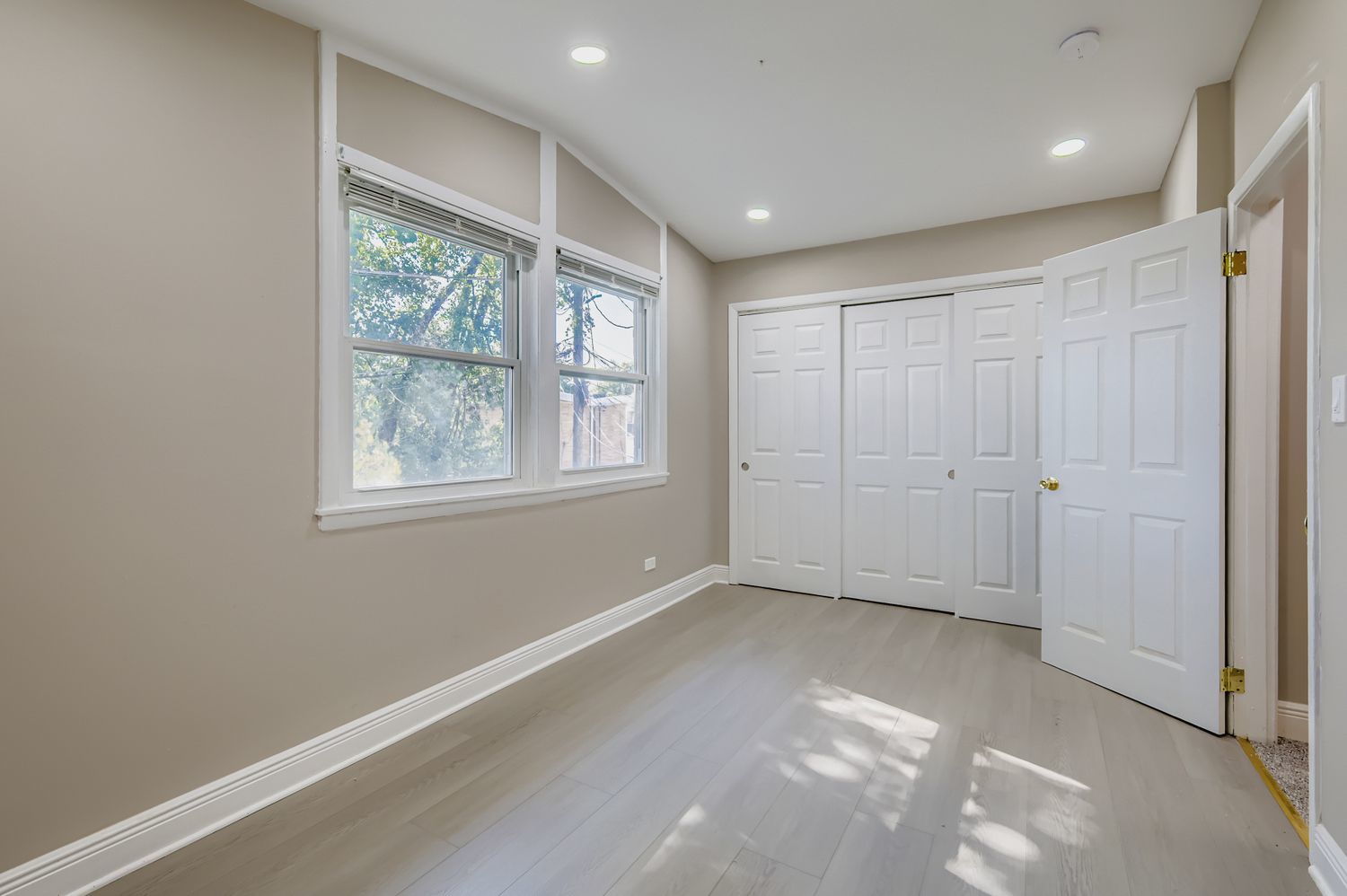 2131 Ash Street, Unit G Des Plaines, IL 60018 - Photo 9 of 16 an empty room with windows