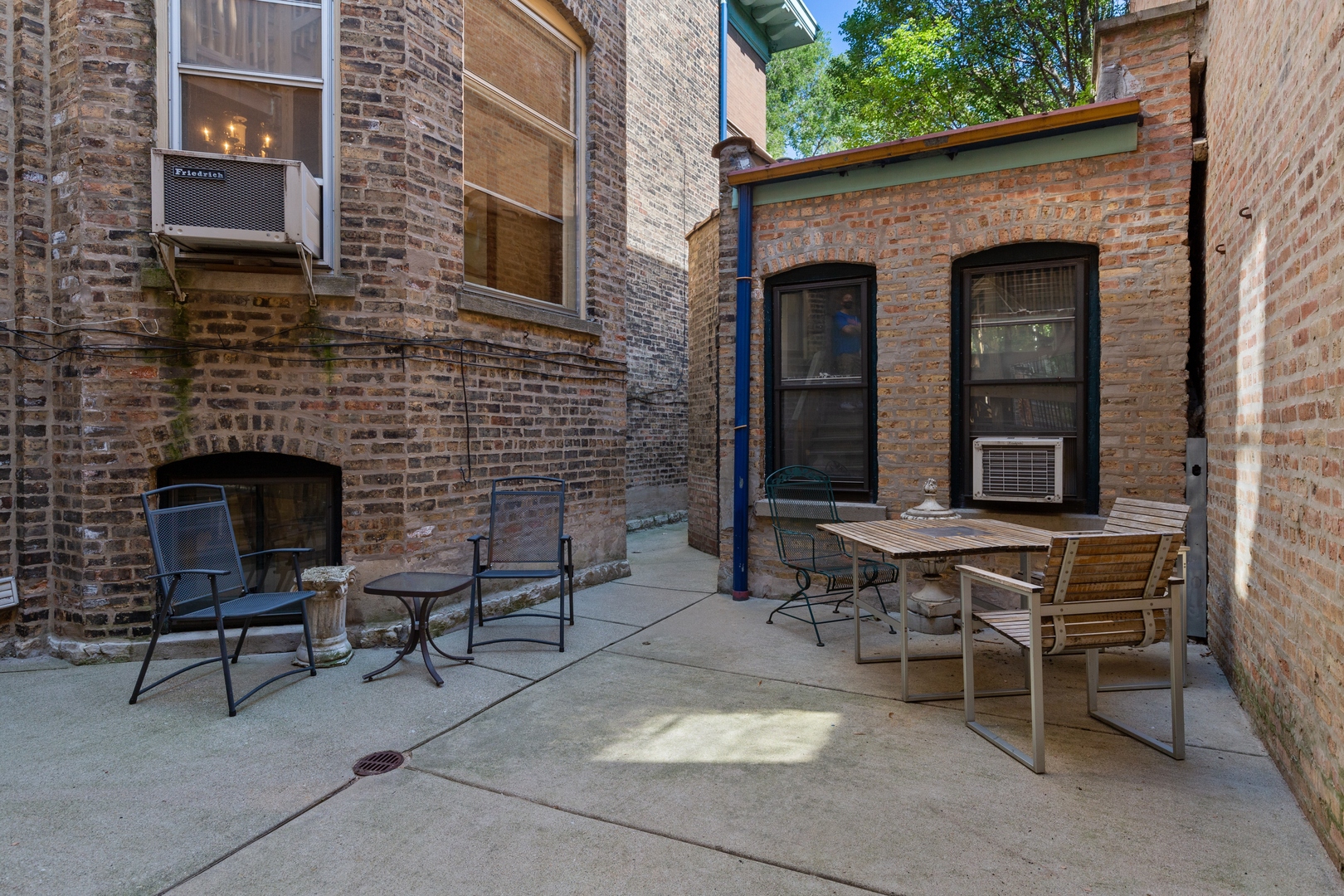 2113 West Concord Place Chicago, IL 60647 - Photo 16 of 20 a building outdoor space with patio furniture and potted plants