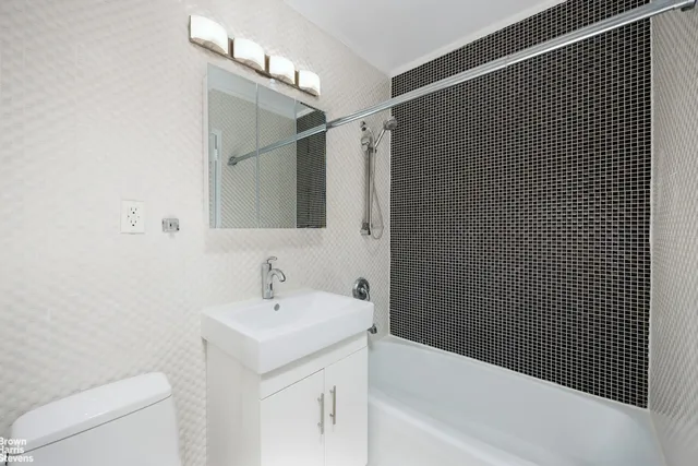 $595,000 | 520 East 81st Street, Unit 5A | Upper East Side