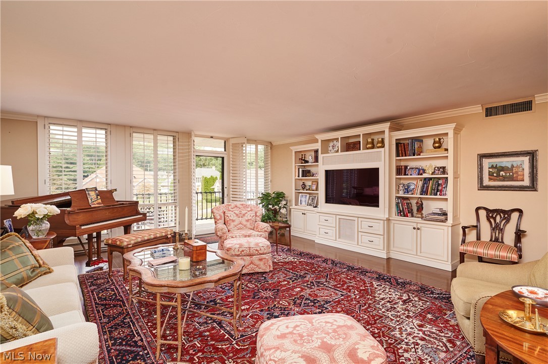 2385 Covington Road, Unit 304 Fairlawn, OH 44313 - Photo 5 of 21 Living room with wood finished floors