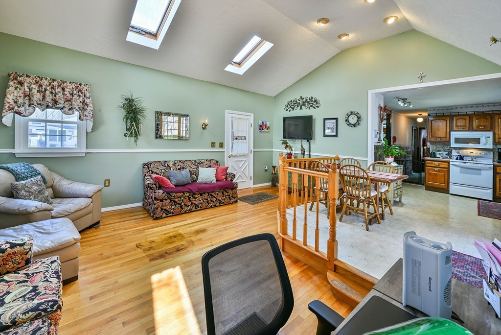 22 Trahan Avenue Worcester, MA 01604 - Photo 12 of 36