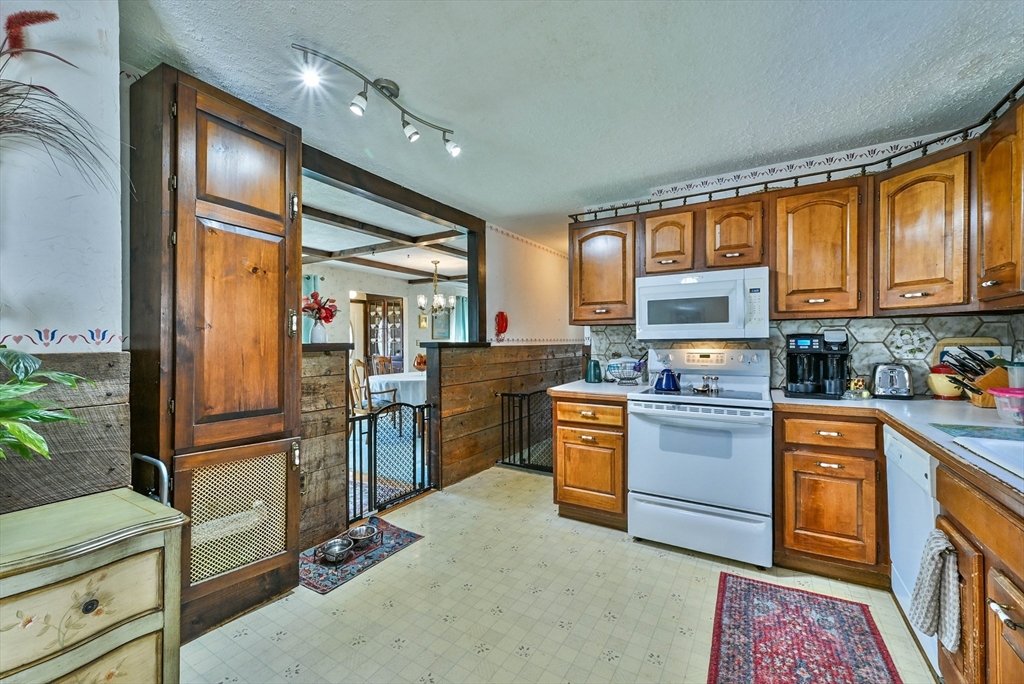 22 Trahan Avenue Worcester, MA 01604 - Photo 15 of 36