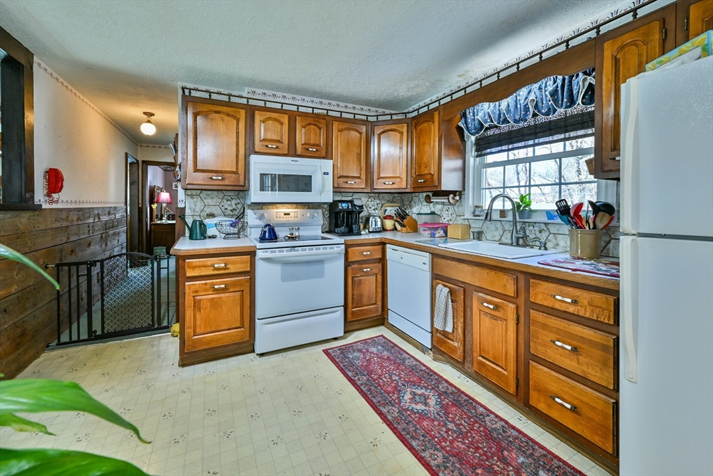 22 Trahan Avenue Worcester, MA 01604 - Photo 16 of 36