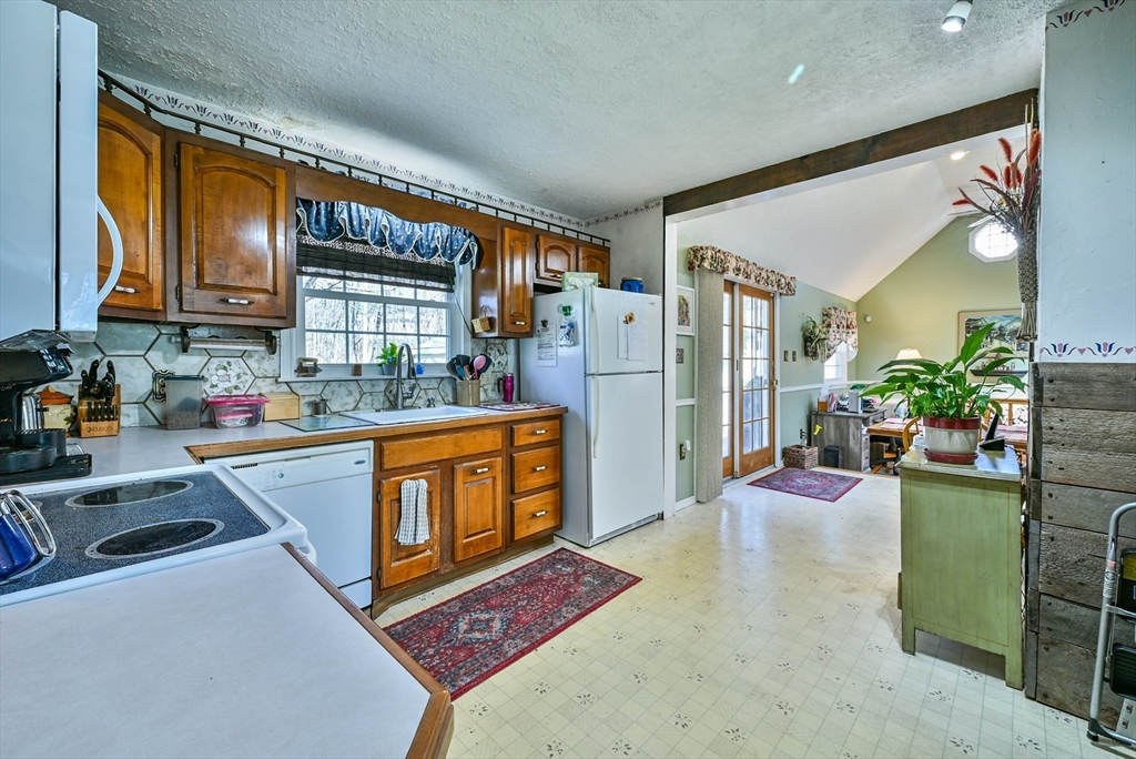 22 Trahan Avenue Worcester, MA 01604 - Photo 18 of 36