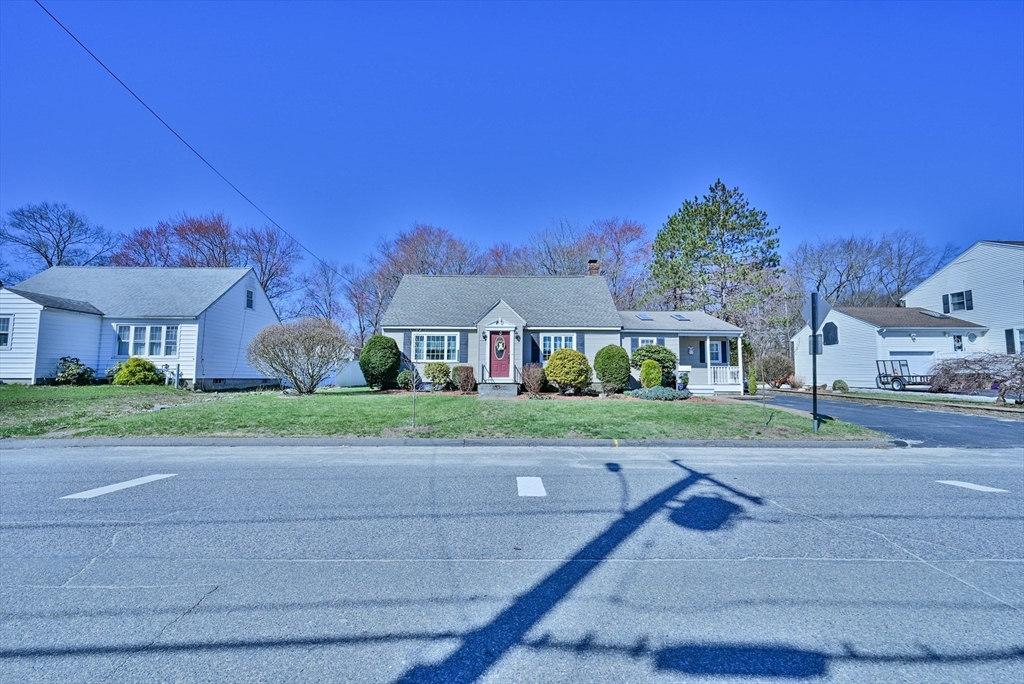 22 Trahan Avenue Worcester, MA 01604 - Photo 4 of 36