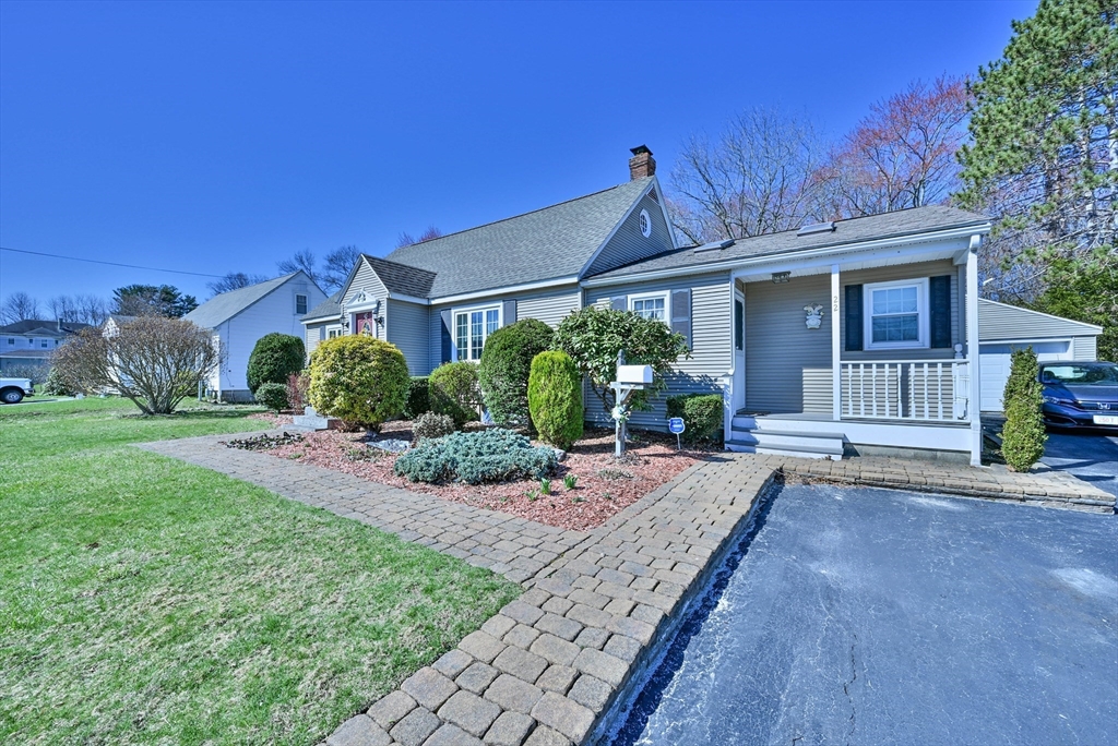 22 Trahan Avenue Worcester, MA 01604 - Photo 5 of 36