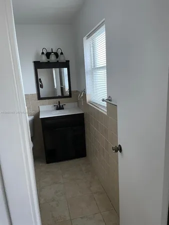 $1,800 | 222 Southwest 1st Street, Unit H5, Pompano Beach, FL 33060