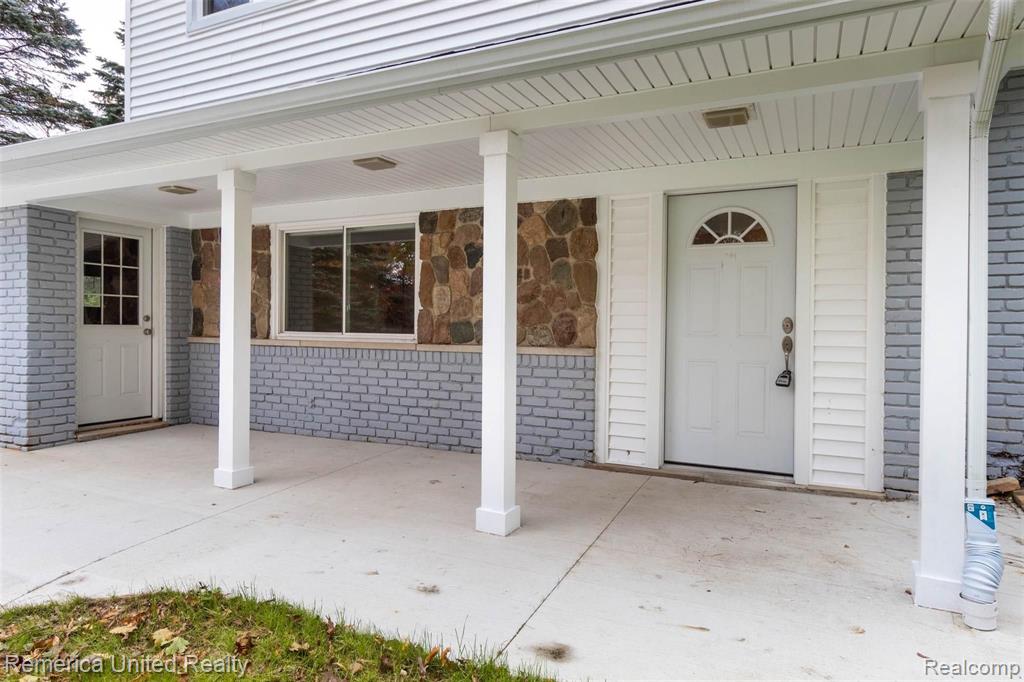 5585 Halsted Road West Bloomfield, MI 48322 - Photo 3 of 37