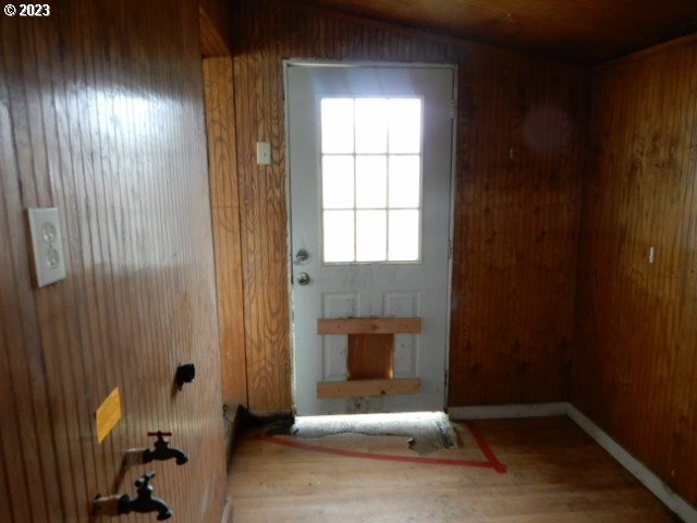 411 East 3rd Avenue Riddle, OR 97469 - Photo 11 of 21 a hallway with a mirror