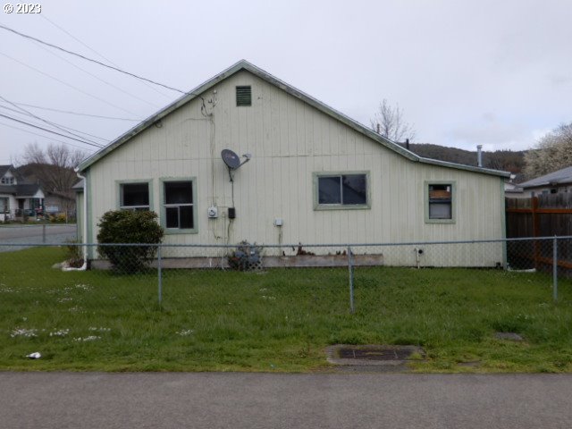 411 East 3rd Avenue Riddle, OR 97469 - Photo 13 of 21 a view of a backyard with plants and garden