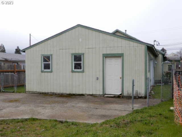 411 East 3rd Avenue Riddle, OR 97469 - Photo 16 of 21