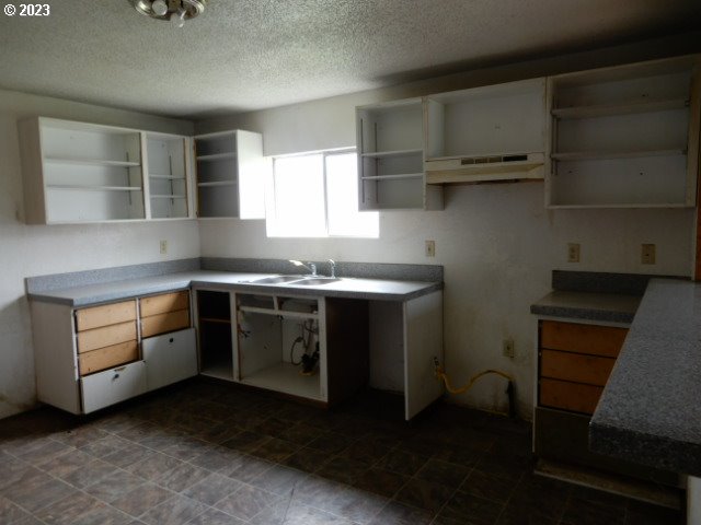 411 East 3rd Avenue Riddle, OR 97469 - Photo 4 of 21 a kitchen with a stove and a sink