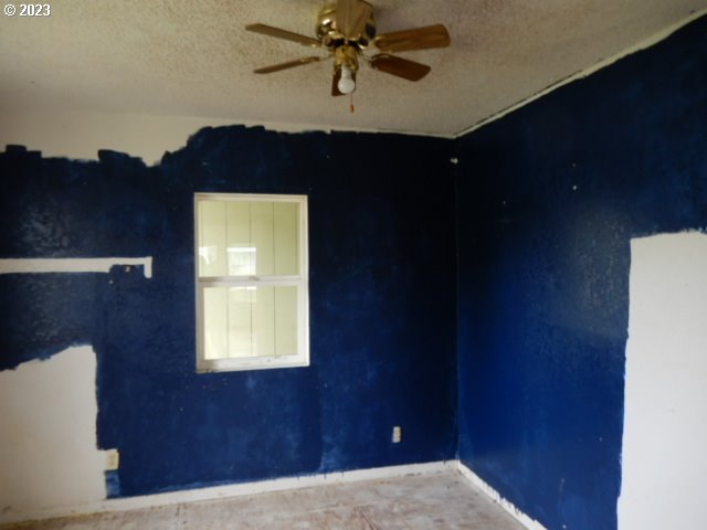 411 East 3rd Avenue Riddle, OR 97469 - Photo 6 of 21 a view of a livingroom with a window