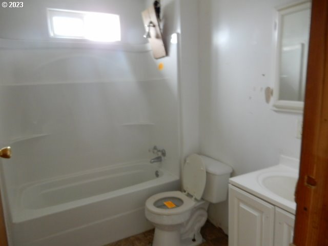 411 East 3rd Avenue Riddle, OR 97469 - Photo 10 of 21 a bathroom with a sink a toilet and shower