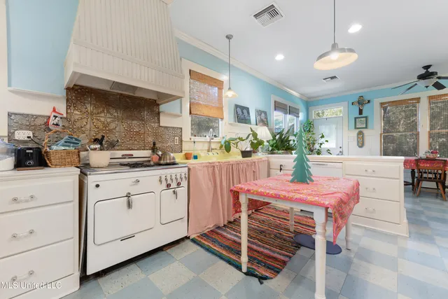 $379,000 | 605 Ford Avenue, Pascagoula, MS 39567