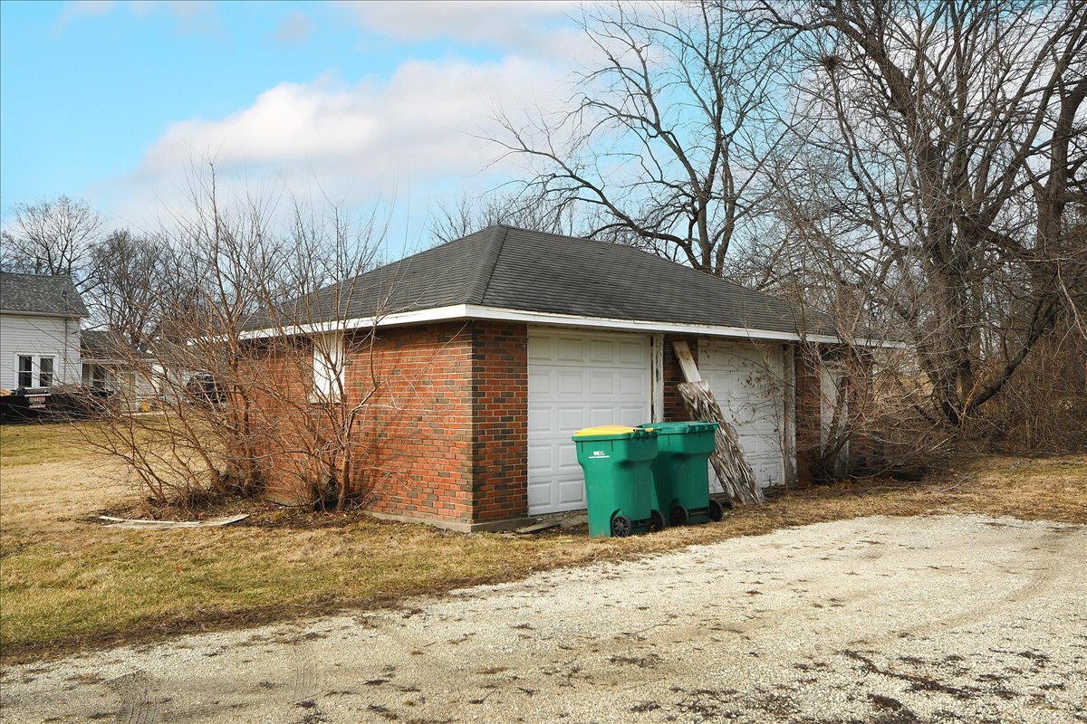 1121 Richards Street Joliet, IL 60433 - Photo 5 of 33