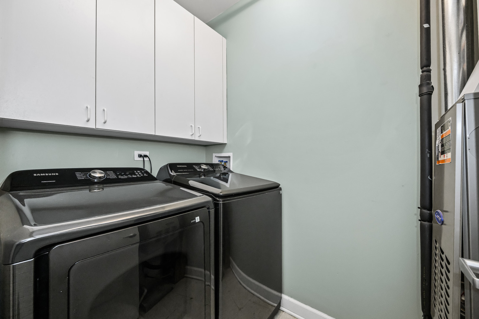 363 West Superior Street, Unit A Chicago, IL 60654 - Photo 14 of 18 a utility room with dryer and washer