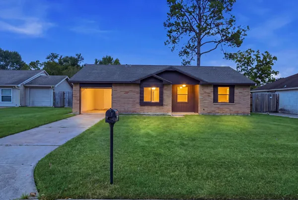 $1,950 | 802 East Stadium Court, Friendswood, TX 77546