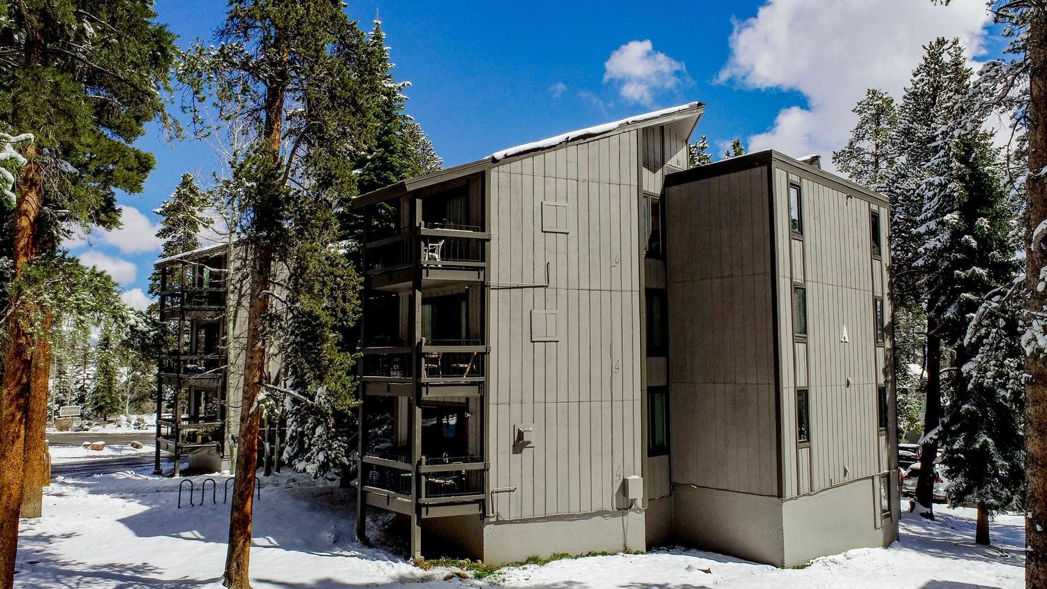 1075 Ski Hill Road, Unit 46 Breckenridge, CO 80424 - Photo 36 of 41 a backyard of a house