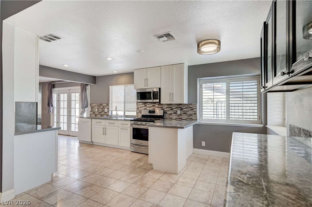 6635 Costa Brava Road Las Vegas, NV 89146 - Photo 12 of 59