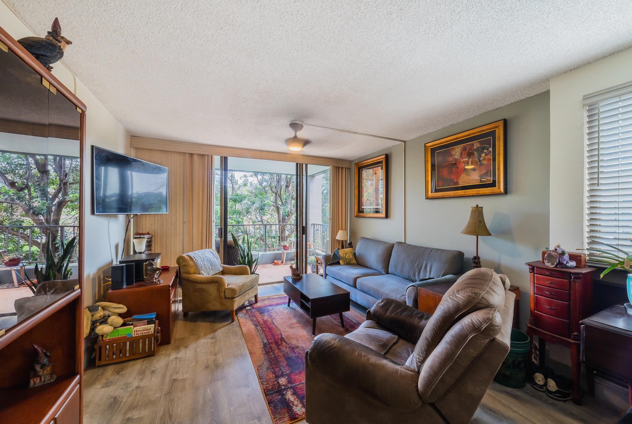4310 Lower Honoapiilani Road, Unit 419 Lahaina, HI 96761 - Photo 11 of 32 a living room with furniture and a window