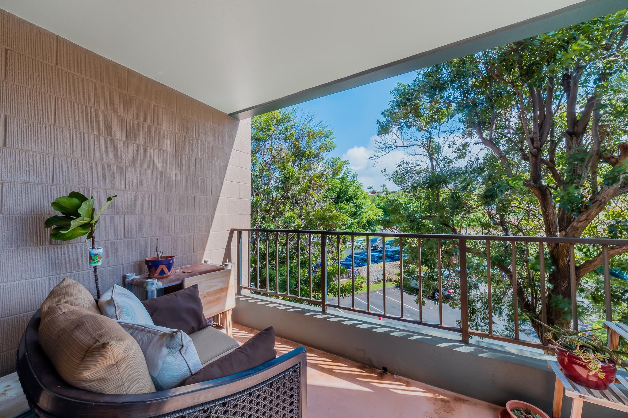 4310 Lower Honoapiilani Road, Unit 419 Lahaina, HI 96761 - Photo 16 of 32 a living room with furniture and a potted plant