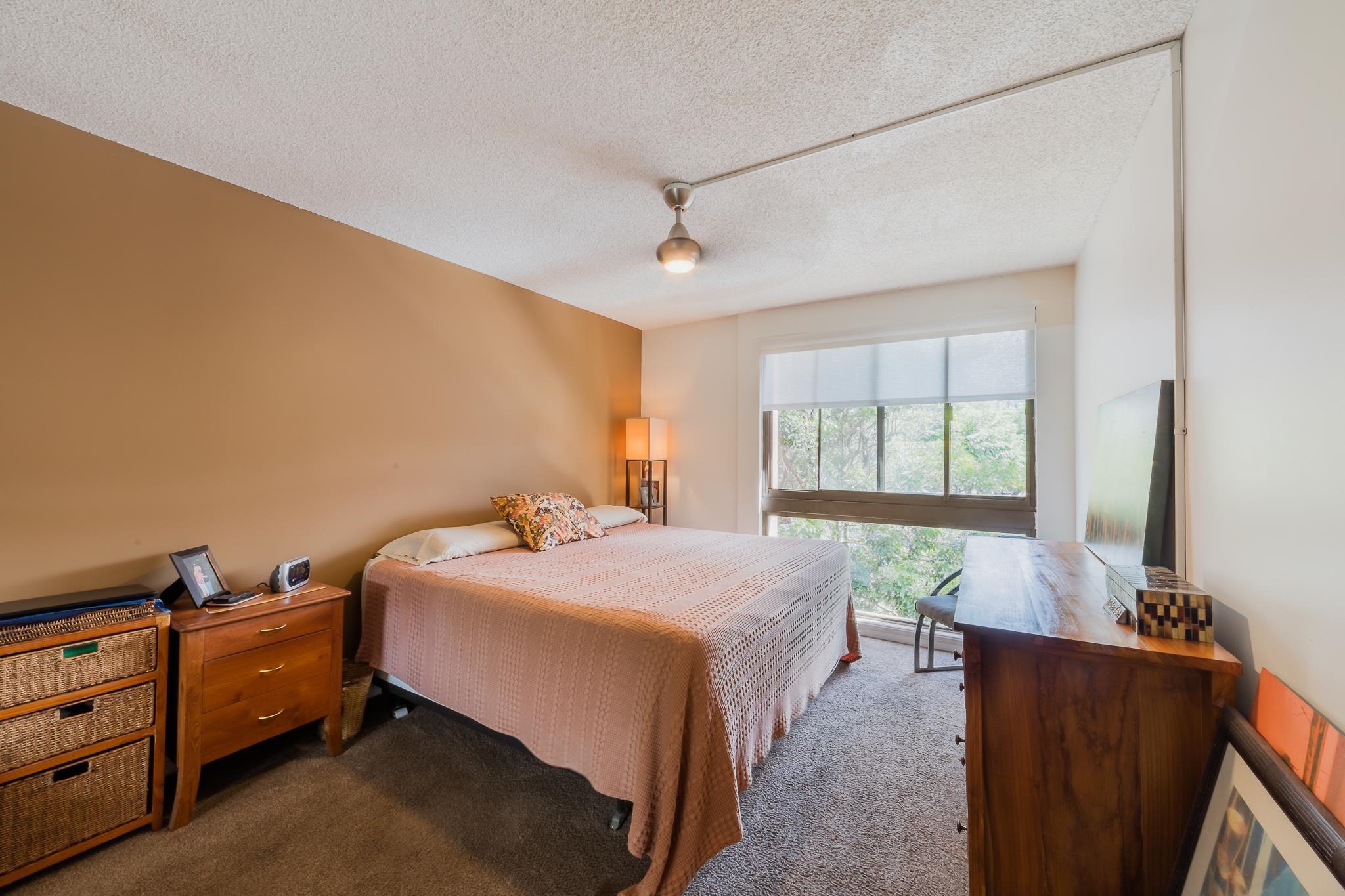 4310 Lower Honoapiilani Road, Unit 419 Lahaina, HI 96761 - Photo 19 of 32 a bedroom with a bed and a dresser