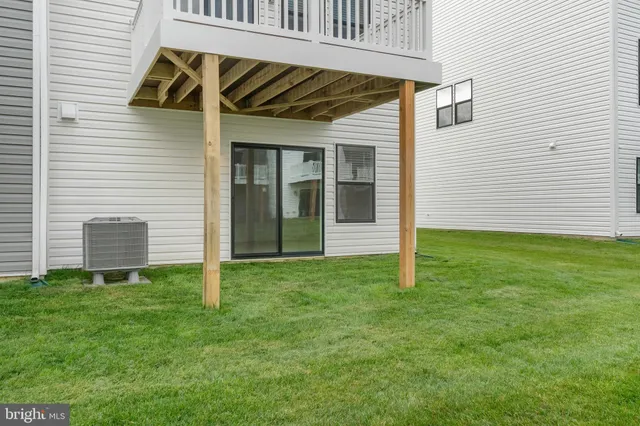 a view of a house with backyard