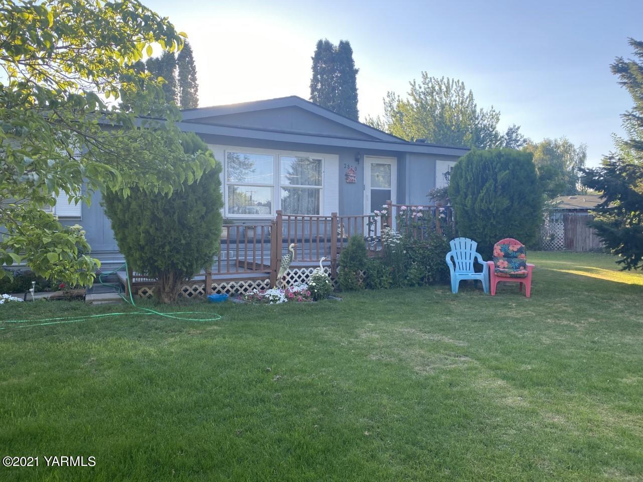 2810 South Wiley Road Yakima, WA 98903 - Photo 1 of 17 a front view of a house with a garden