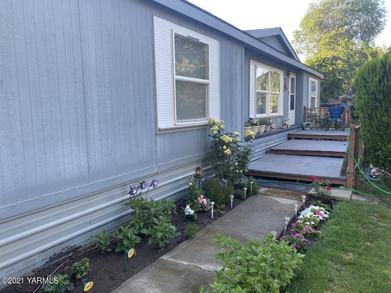 2810 South Wiley Road Yakima, WA 98903 - Photo 14 of 17 a flower garden is sitting in front of a house