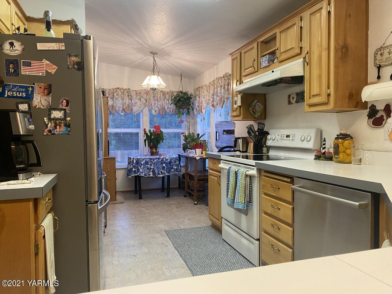 2810 South Wiley Road Yakima, WA 98903 - Photo 3 of 17 a kitchen with a sink and cabinets