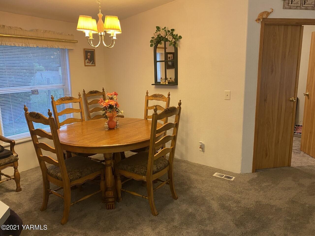 2810 South Wiley Road Yakima, WA 98903 - Photo 5 of 17 a dining room with furniture and chandelier