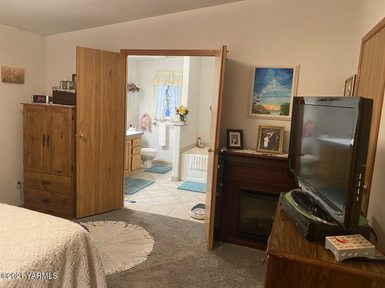 2810 South Wiley Road Yakima, WA 98903 - Photo 6 of 17 a bedroom with a bed and a television
