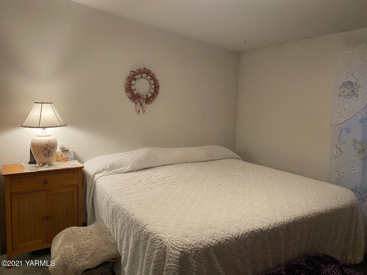 2810 South Wiley Road Yakima, WA 98903 - Photo 7 of 17 a bedroom with a bed and a lamp