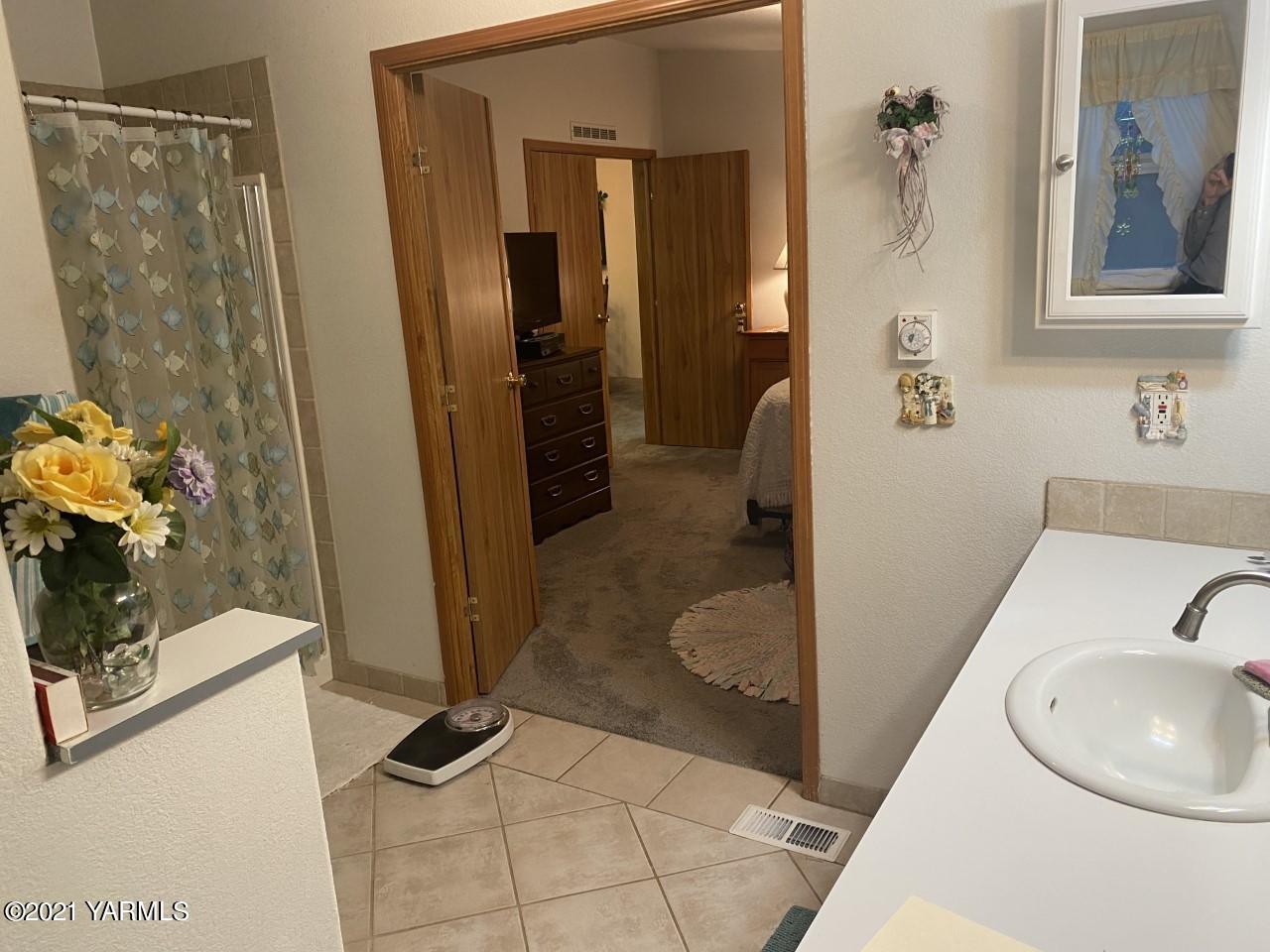 2810 South Wiley Road Yakima, WA 98903 - Photo 9 of 17 a bathroom with a sink