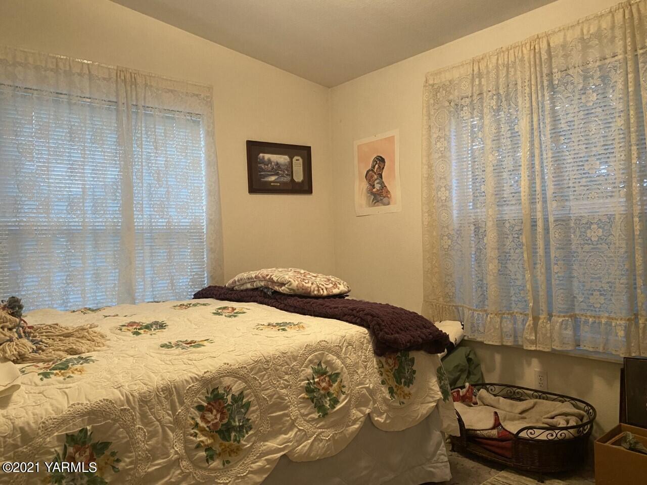 2810 South Wiley Road Yakima, WA 98903 - Photo 10 of 17 a bedroom with a bed and a curtain