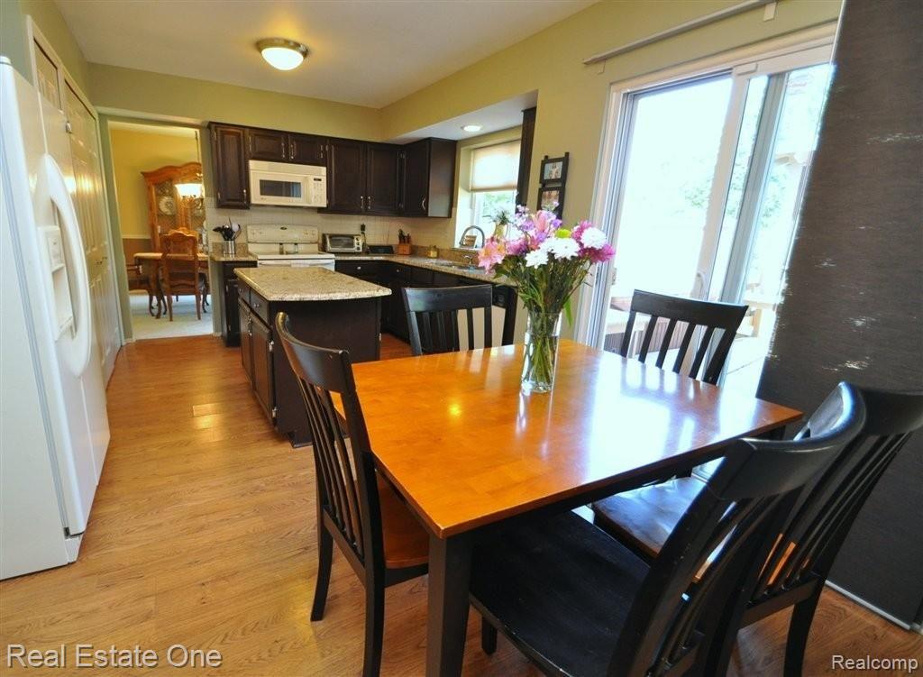 1649 Ridgecrest Rochester, MI 48306 - Photo 4 of 30 Kitchen Open to Nook & GR
