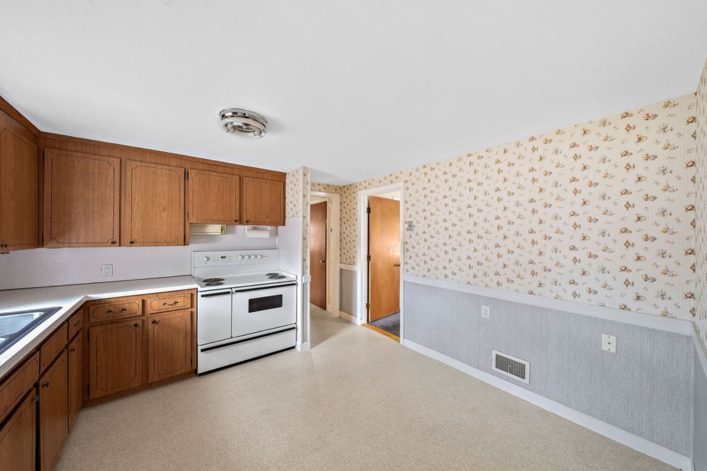 82 Rinaldo Road Weymouth, MA 02191 - Photo 3 of 34