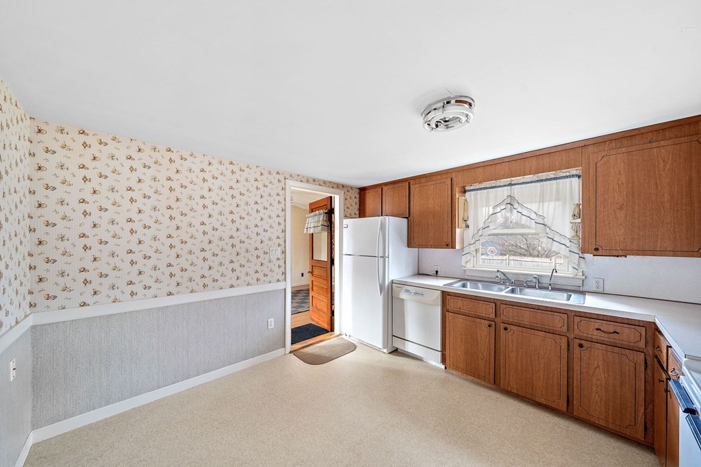 82 Rinaldo Road Weymouth, MA 02191 - Photo 5 of 34