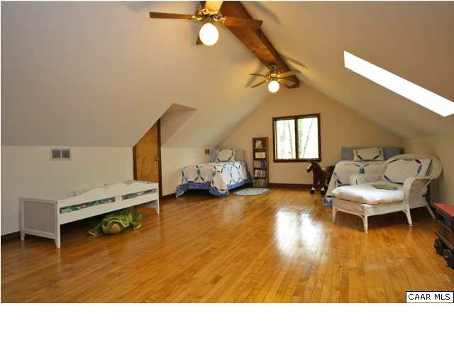 57 Laguna Road Palmyra, VA 22963 - Photo 10 of 32 a living room with furniture and a table