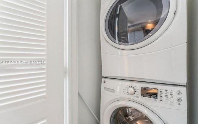 121 Northeast 34th Street, Unit 2811 Miami, FL 33137 - Photo 13 of 35 a utility room with dryer and washer