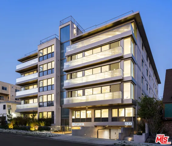 a en suite bathroom with a sink and a mirror