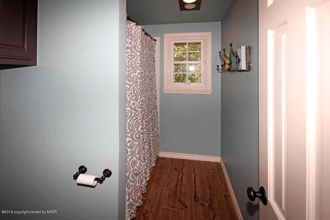 2 Cambridge Road Amarillo, TX 79124 - Photo 23 of 36 Bathroom
