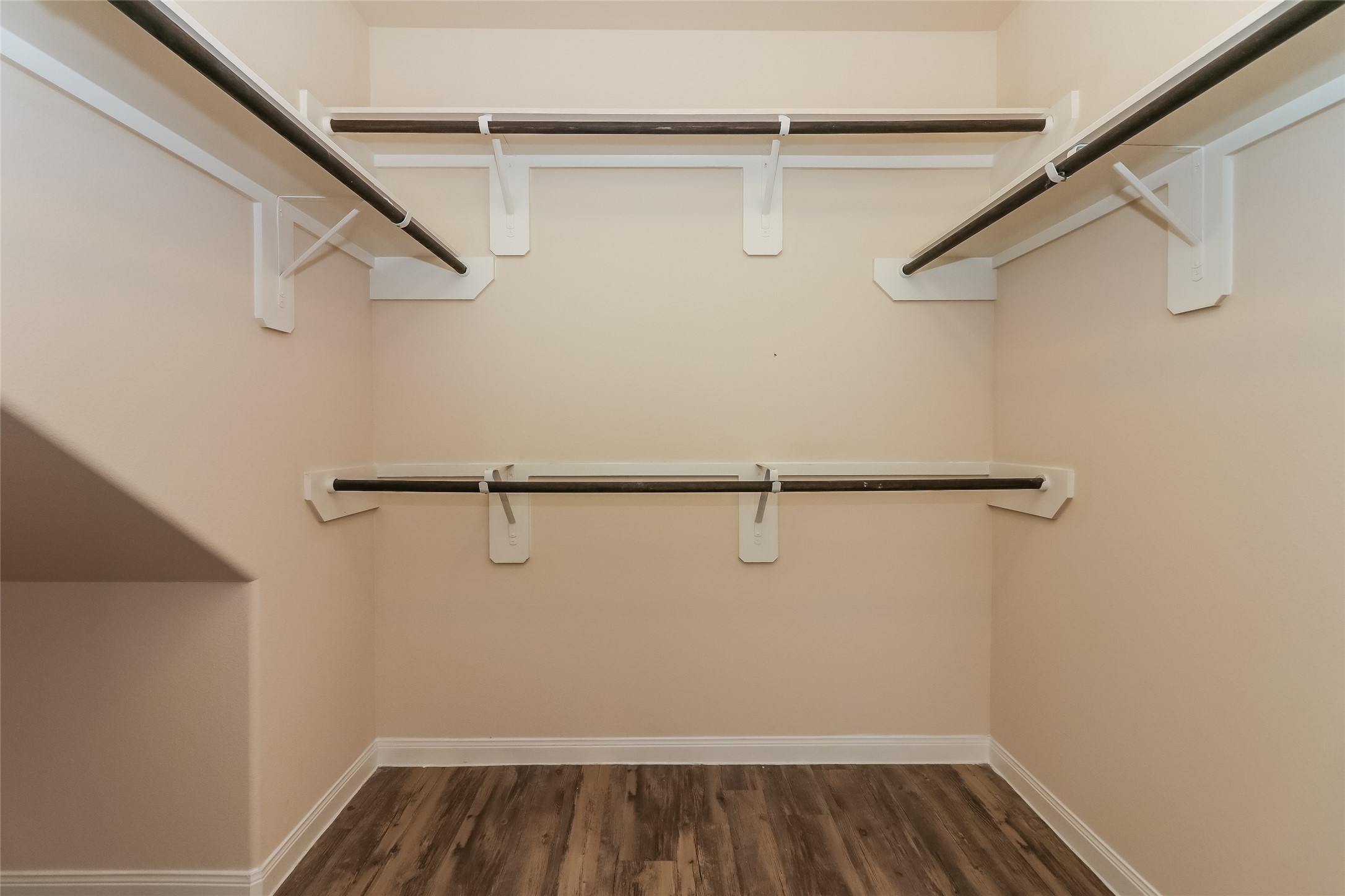 6114 Peaceful Ridge Drive Houston, TX 77048 - Photo 9 of 12 Photos may be representative of the floor plan and not the exact home. Finishes, layout, and features of the actual property for lease may vary.