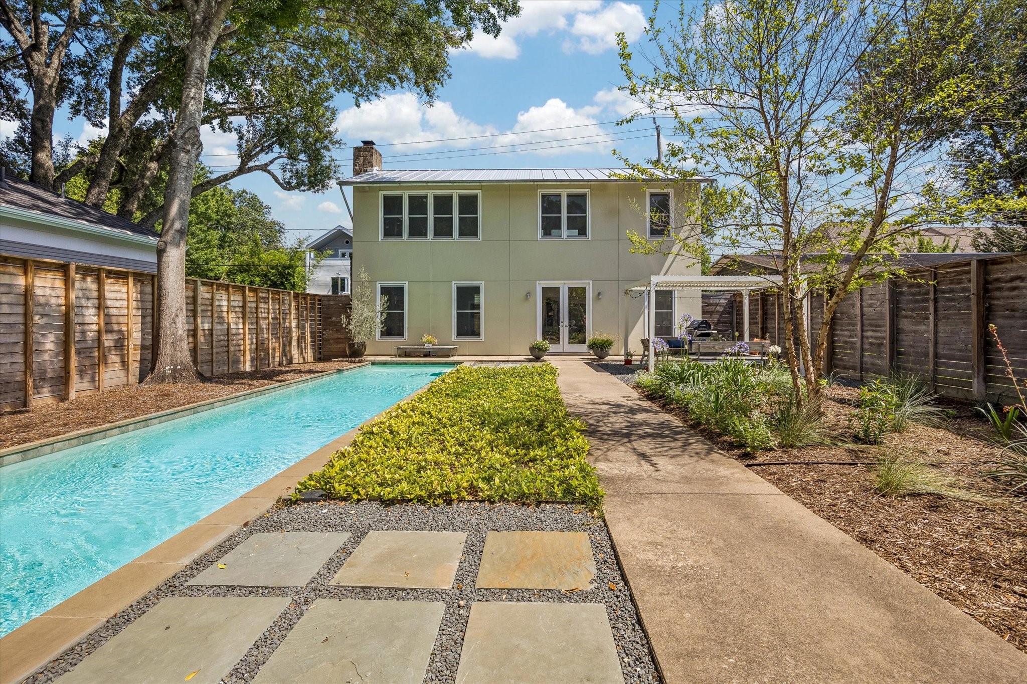 1418 Kipling Street Houston, TX 77006 - Photo 4 of 42 The courtyard between the two structures with its beautiful pool and grounds.