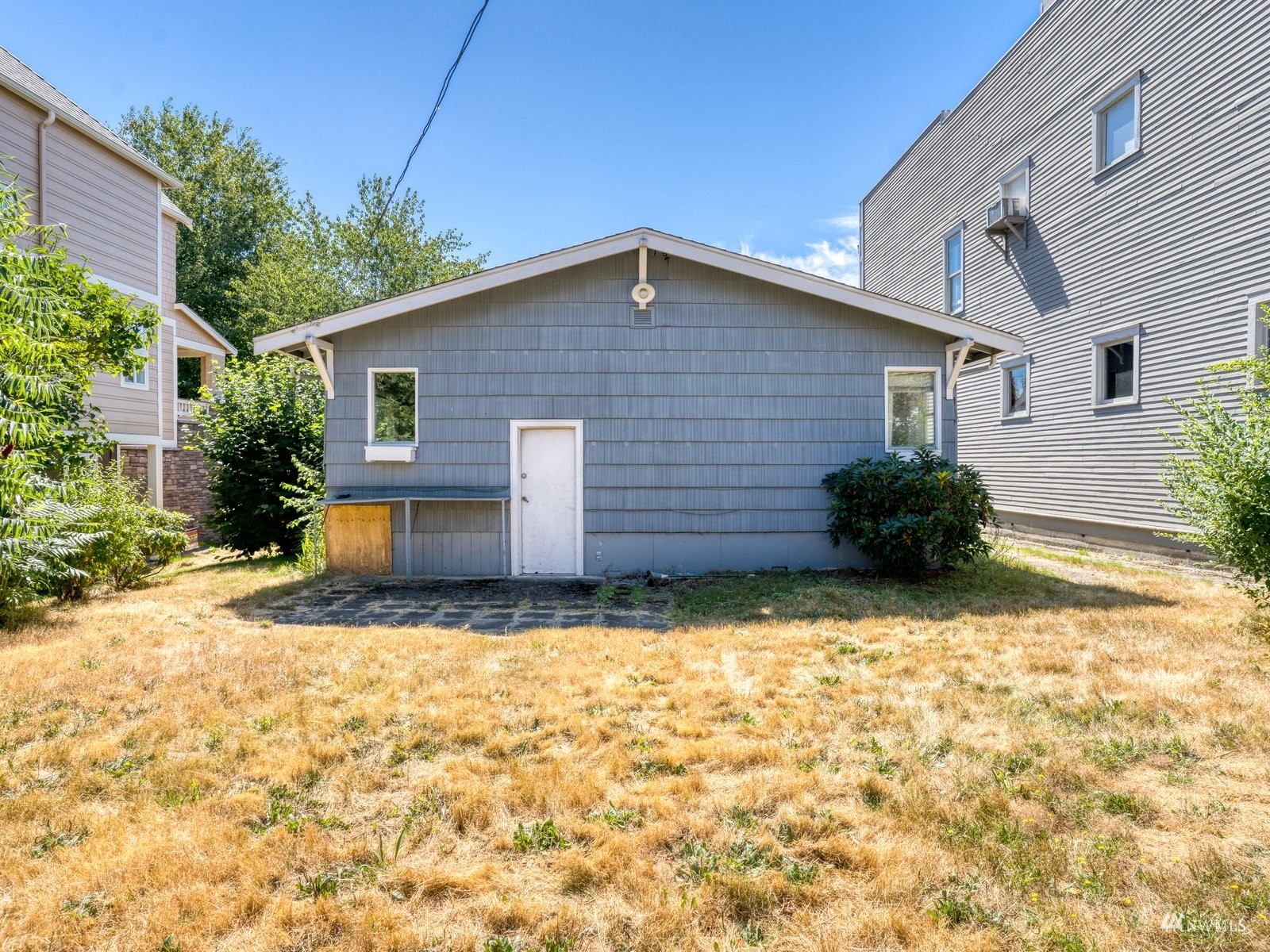10120 Northeast 185th Street Bothell, WA 98011 - Photo 18 of 20 a backyard of a house with potted plants