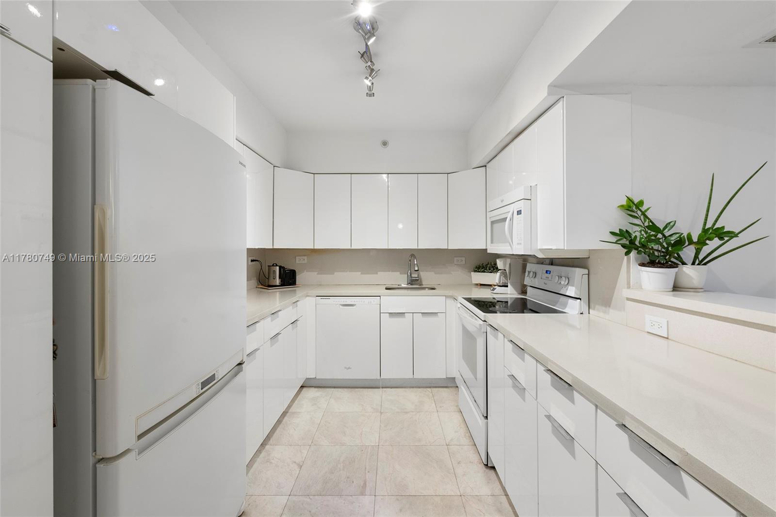1500 Bay Road, Unit 668S Miami Beach, FL 33139 - Photo 17 of 33 Gallery Image 17