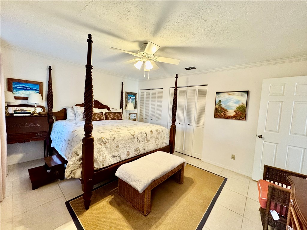 1946 Surfside Terrace Vero Beach, FL 32963 - Photo 24 of 36 a living room with furniture