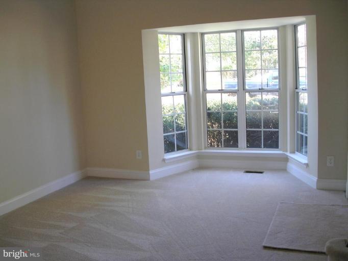 8542 Yoder Street Manassas, VA 20110 - Photo 11 of 20 Living Room